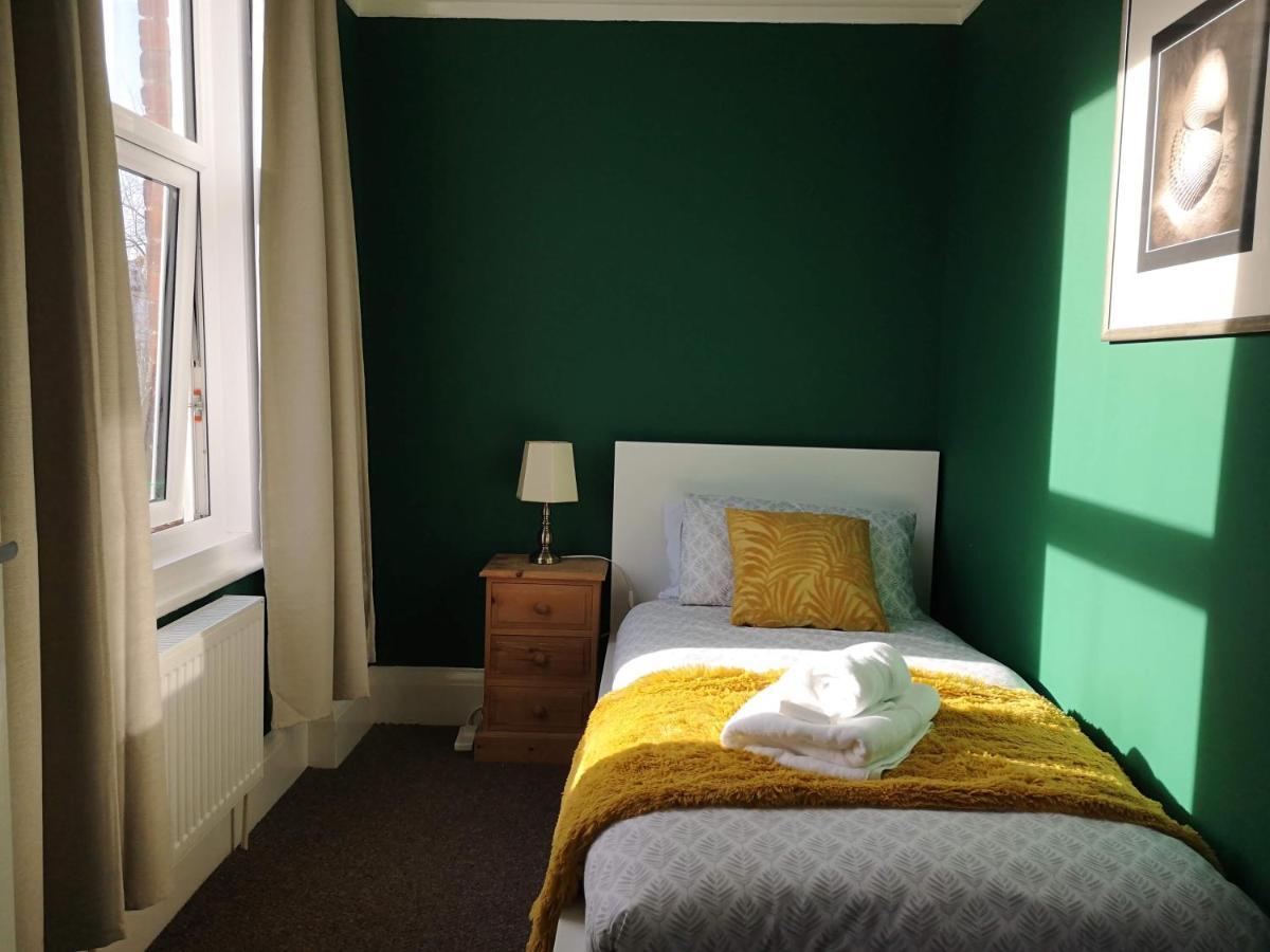 2 Bedroom Apartment At Kent Escapes Short Lets & Serviced Accommodation Kent, Bouverie Escape Folkestone With Wifi المظهر الخارجي الصورة